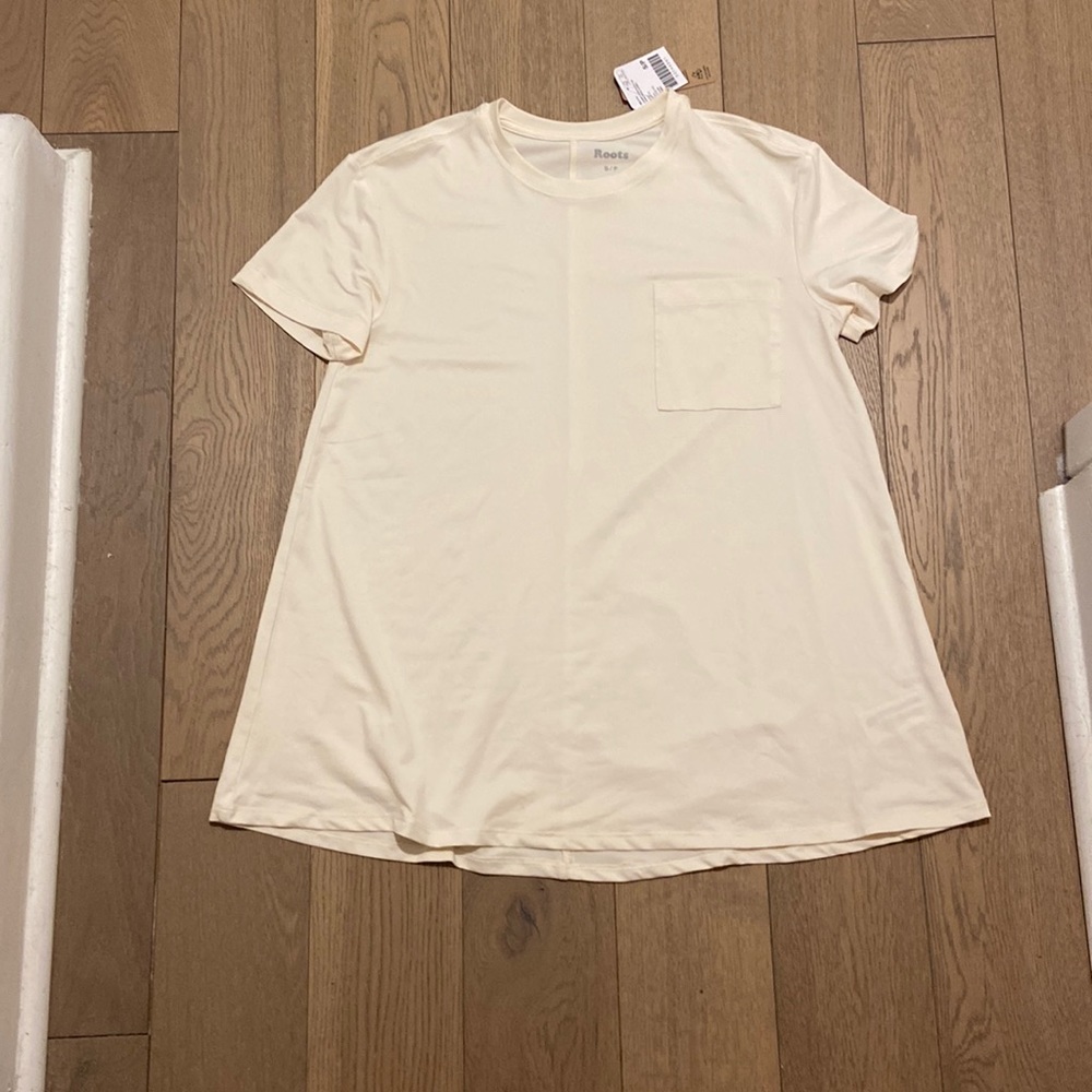 Roots journey flow pocket top in creme. Size S. Never been worn.